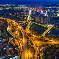 夜路流金，城景如画