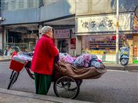 车摊守岁，市井生欢