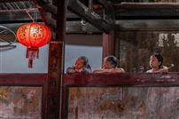 暖笼下：祖孙共向乡戏台