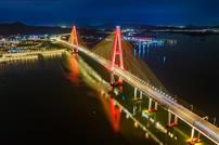 一桥飞架，夜绘城心