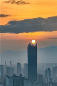 日耀楼尖，光筑地标