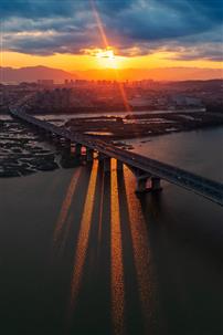 长虹卧波映金辉