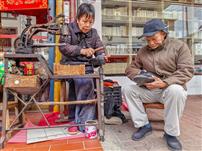 街头修鞋伴时光