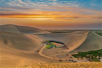 晚霞辉映月牙泉