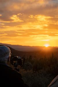 凤凰城余晖下的追光者