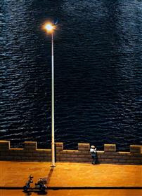 一江水，一盏灯，一个人