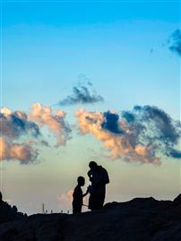 云霞为幕，父爱为景