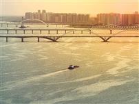 孤舟与建筑的交响乐