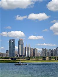 江畔的城市天际线