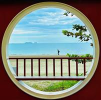 海岸线上的独行