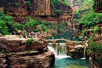 丹崖碧水醉游人