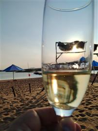 落日余晖下的晚宴