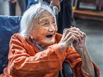 乐观向上的百岁老人