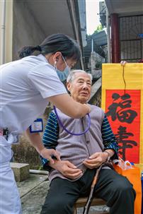 为百岁老人检查身体状况