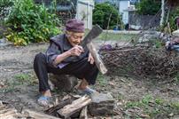 百岁老人在劳作