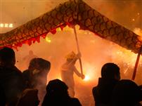 炮火中的舞龙人