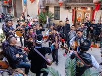 民族乐器在街边奏响