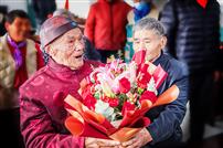 《百岁华诞贺寿辰.鲜花映笑享天伦》