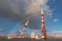 钢臂衔虹.水岸工地的柔刚邂逅