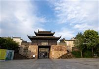 阳和承徽韵，云淡衬古墙