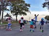 跟着教练学溜冰