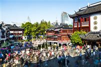 热闹的九曲桥畔