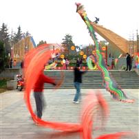 谁持彩练当空舞