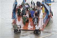 风雨渡江送菜人