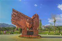 《腾冲市瑷珲公园中的胡焕庸像》