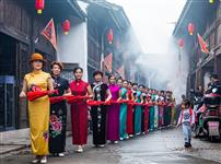 《学走秀的小女孩》