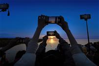 居延海日出观鸟
