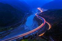 《深山舞彩练》